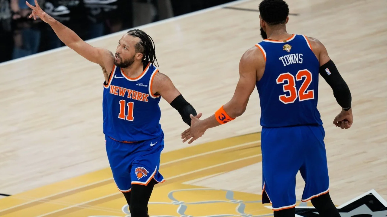 NBA总决赛尼克斯2-0马刺：布鲁森与文班亚马数据趋势对比